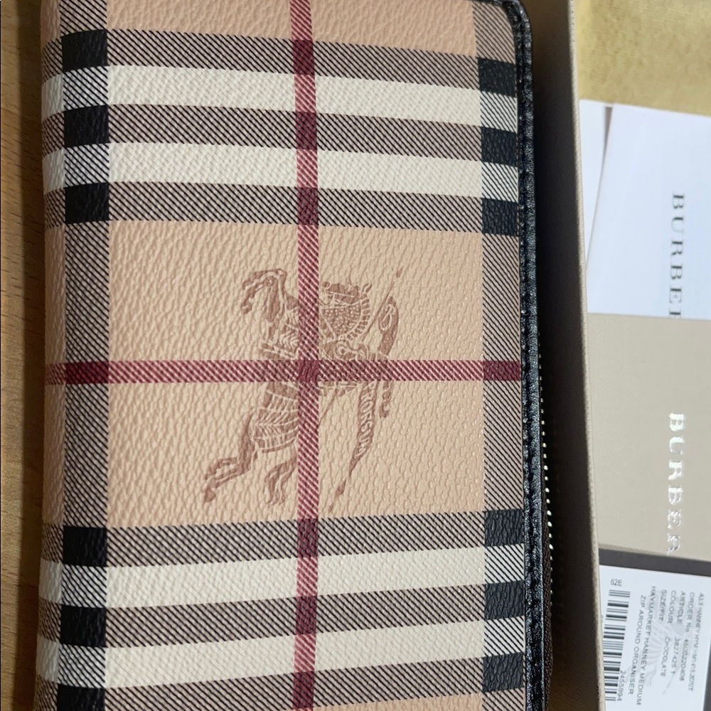 Burberry - Brand new medium zip around wallet organizer - Picture 4 of 9